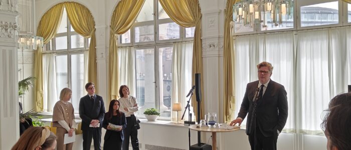 Regeringens handlingsplan presenteras av Gunnar Strömmer